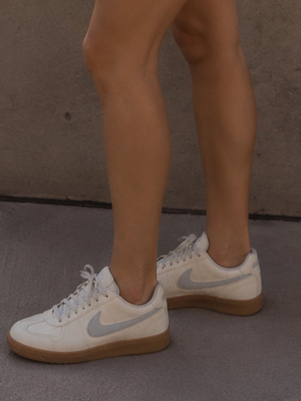 NEW-NEVER WORN! NIKE WOMENS 7 - Picture 2 of 12
